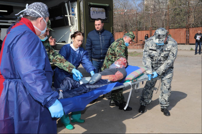 Екипи на ВМА "спасяваха" затрупани под рухнала сграда хора