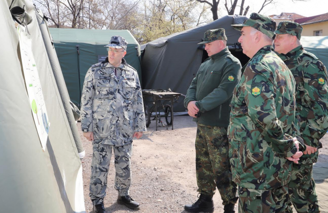 Екипи на ВМА "спасяваха" затрупани под рухнала сграда хора