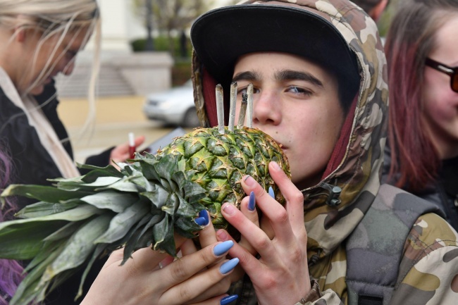 Трима души са задържани за пушене на марихуана пред НС