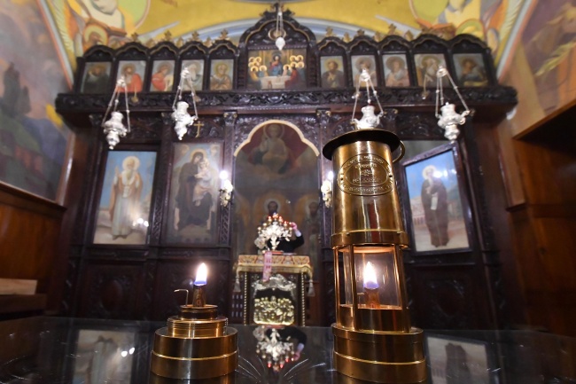  Благодатният огън тръгна към всички епархии в България