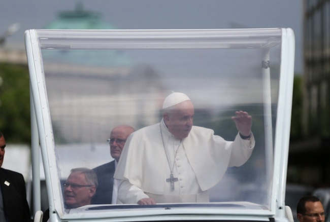Папа Франциск пристигна с папамобила на площад Александър I Батенберг, където го посрещнаха хиляди граждани