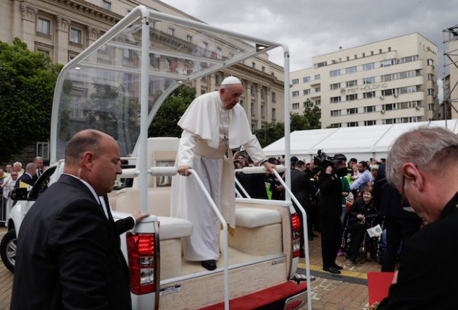 Папа Франциск пристигна с папамобила на площад Александър I Батенберг, където го посрещнаха хиляди граждани