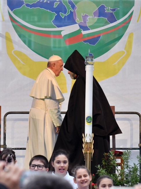 Силно послание за мир отправи папа Франциск в София