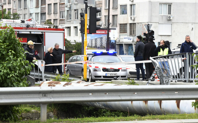 Автомобил блъсна 4 деца и падна в Перловската река