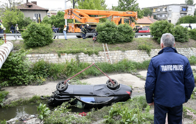 Извадиха падналата кола от Перловската река