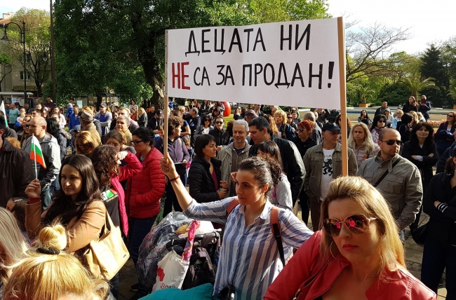  Протести срещу стратегията за детето в цялата страна 