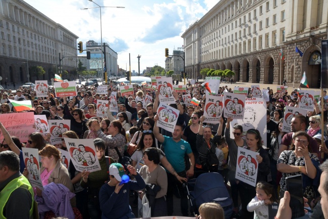  Протести срещу стратегията за детето в цялата страна 