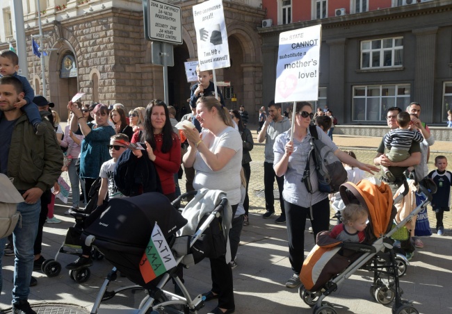  Протести срещу стратегията за детето в цялата страна 