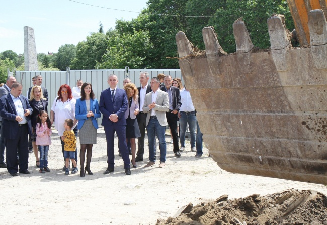 Кметът на Варна Иван Портних направи първа копка на яхтено пристанище