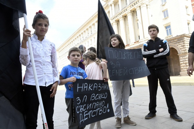 Майки на деца с увреждания отново излязоха на протест - България