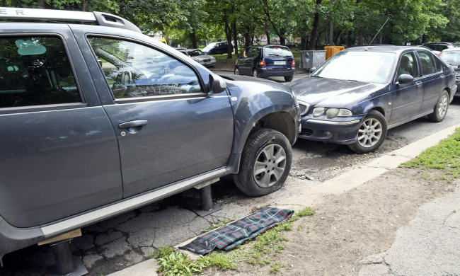 Нарязаха гумите на 30 автомобила в София