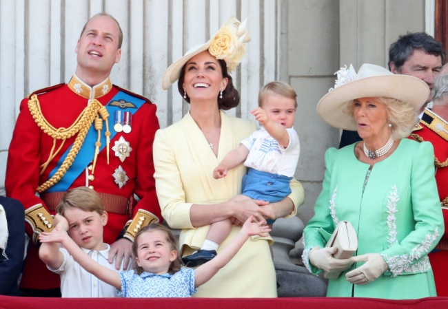 Внушителен военен парад за рождения ден на кралица Елизабет Втора