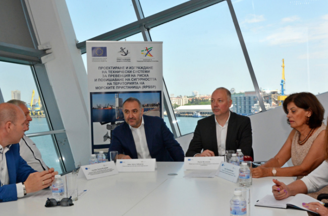 Росен Желязков представи новата система за повишаване на сигурността на морските пристанища