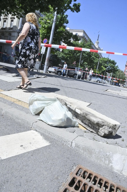 Огромно парче от балкон се срути на оживена улица в центъра на столицата