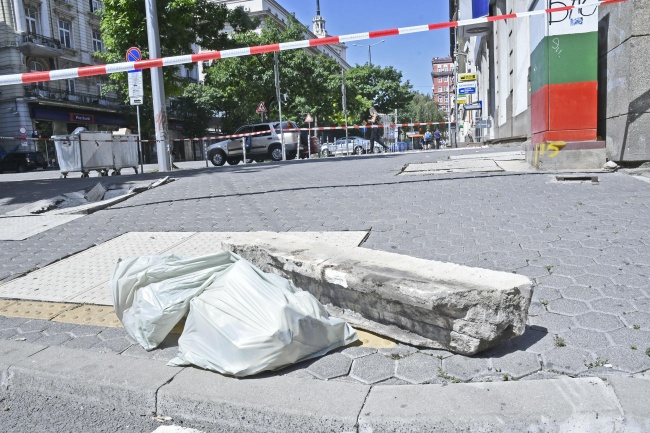 Огромно парче от балкон се срути на оживена улица в центъра на столицата