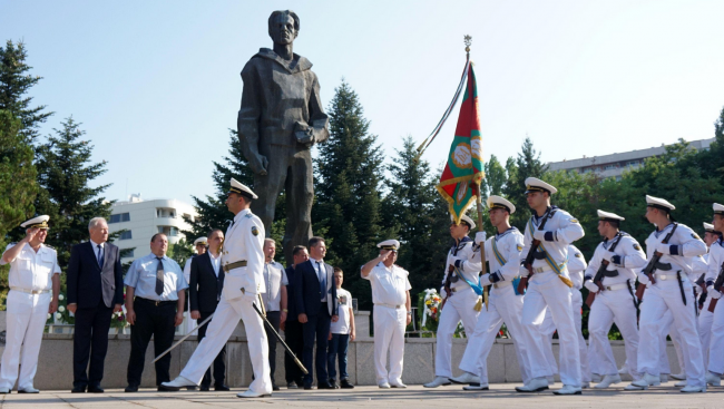 Военноморското училище във Варна отдаде почит на патрона си