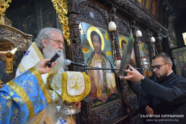 Хиляди се поклониха пред чудотворната икона на Пресвета Богородица Троеручица в Троянския манастир