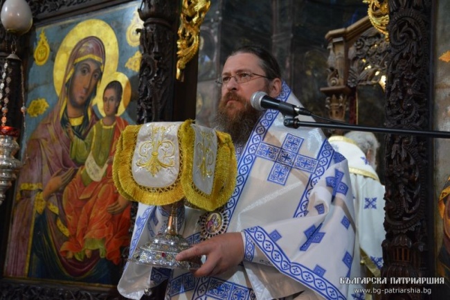 Хиляди се поклониха пред чудотворната икона на Пресвета Богородица Троеручица в Троянския манастир