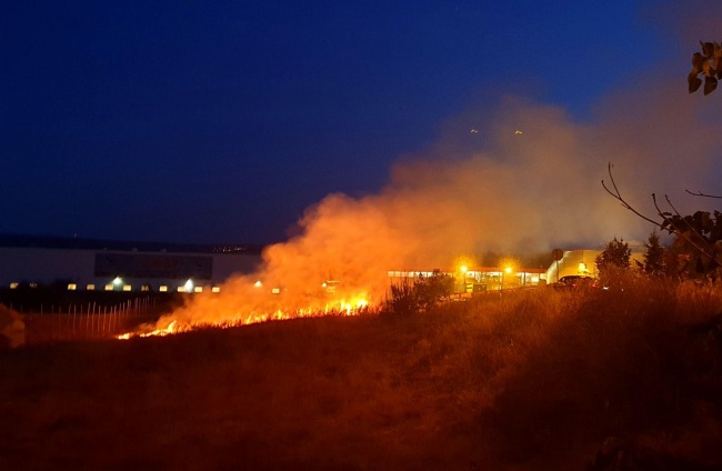 Запалени сухи треви застрашиха голям хипермаркет във Варна 