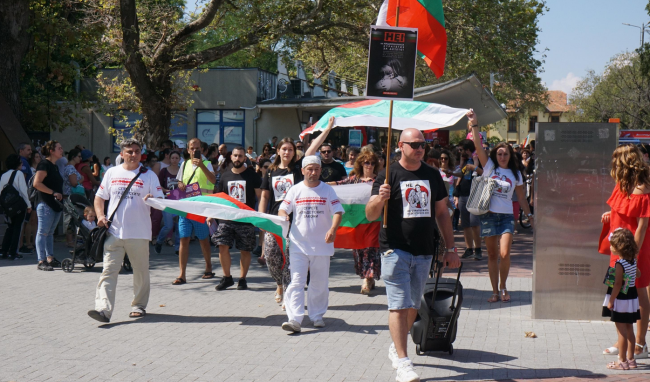 Във Варна протестират срещу стратегията за детето