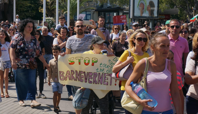 Във Варна протестират срещу стратегията за детето