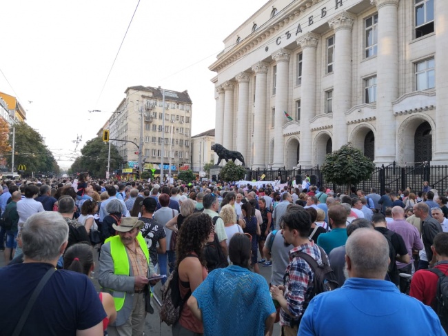 Протест и контрапротест за номинацията на Гешев в центъра на София събра стотици 