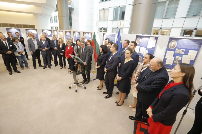 Караянчева подари копие на Търновската конституция на председателя на Европейския парламент Давид Сасоли