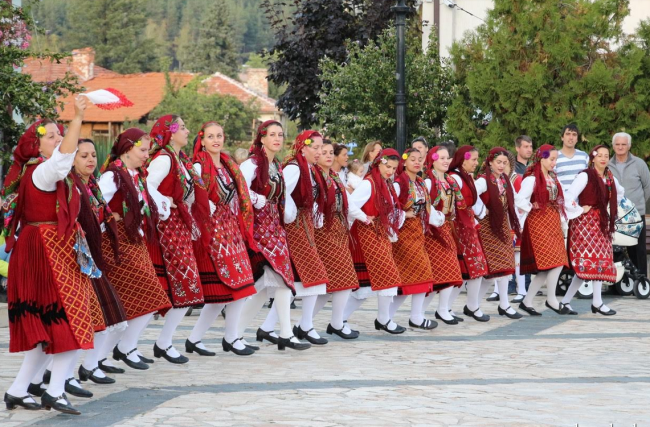 С богата фолклорна програма Добринище отбеляза своя празник