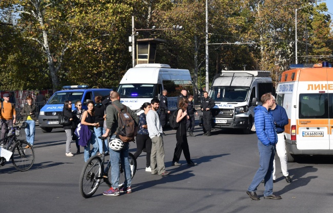 Протестиращи срещу Иван Гешев окупираха Орлов мост