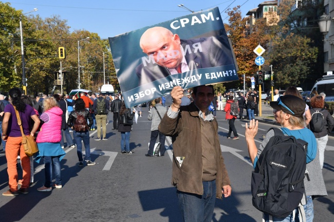 Протестиращи срещу Иван Гешев окупираха Орлов мост