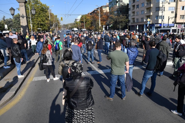 Протестиращи срещу Иван Гешев окупираха Орлов мост