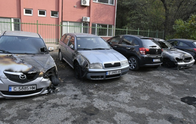 Запалиха коли в два столични квартала 