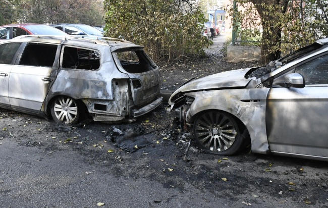 Запалиха коли в два столични квартала 