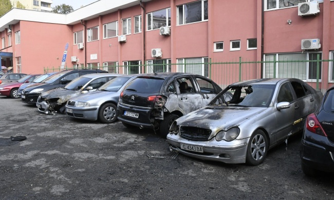 Запалиха коли в два столични квартала 