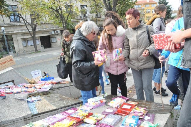  Младежи раздаваха книги в Деня на народните будители