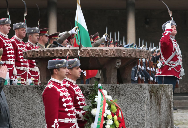 Държавният глава Румен Радев отдаде признателност на загиналите български воини   