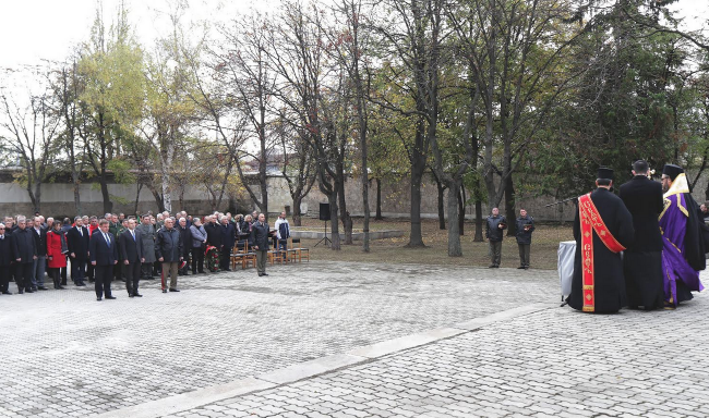Държавният глава Румен Радев отдаде признателност на загиналите български воини   