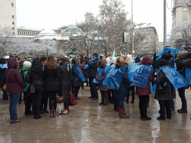 Работещите в БАБХ на протест в центъра на София, искат по-високи заплати