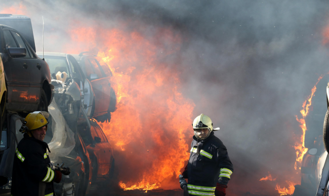 Голям пожар гори в автоморга в Хасково