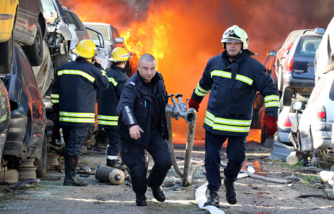 Голям пожар гори в автоморга в Хасково