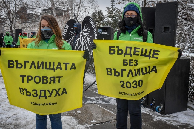 Активисти от ''Грийнпийс'' България протестираха пред парламента срещу замърсяването на въздуха