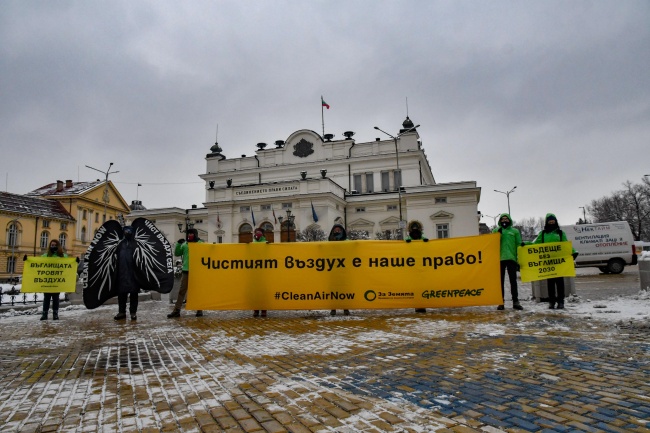 Активисти от ''Грийнпийс'' България протестираха пред парламента срещу замърсяването на въздуха