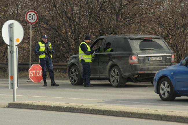 Задържаха шестима при полицейска акция срещу битовата престъпност в Бургас