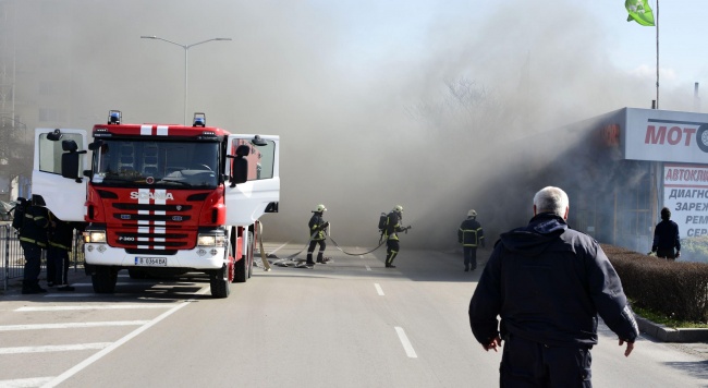 Голям пожар на ул. Девня във Варна