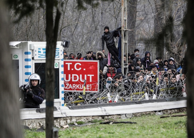Гърция предотврати опит на 4000 мигранти да влязат в страната 