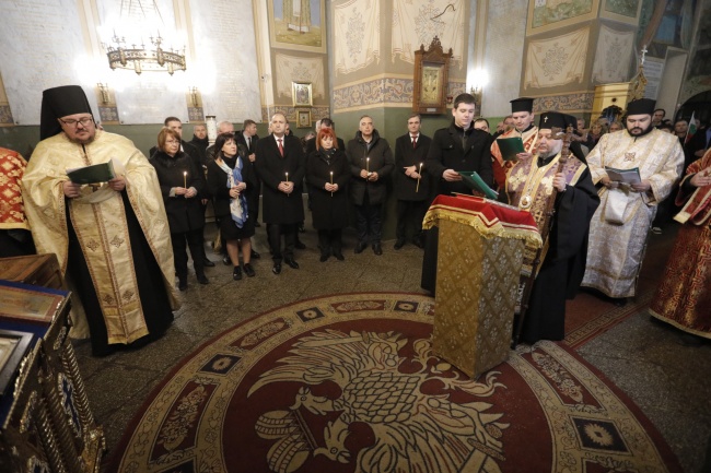 Цвета Караянчева присъства на молебен в Шипченския манастир