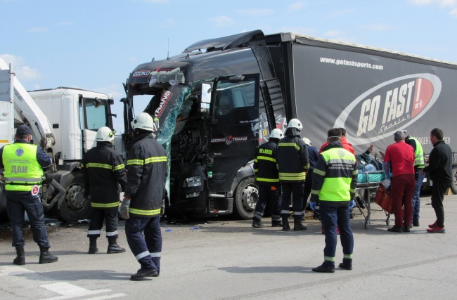 Македонски шофьор пострада при челен удар между два камиона край Русе