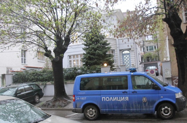 Полиция обискира дома на Десислава Николова