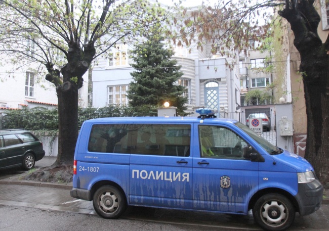 Полиция обискира дома на Десислава Николова