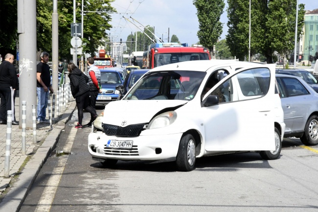 Верижна катастрофа между тролей и шест коли затапи столично кръстовище